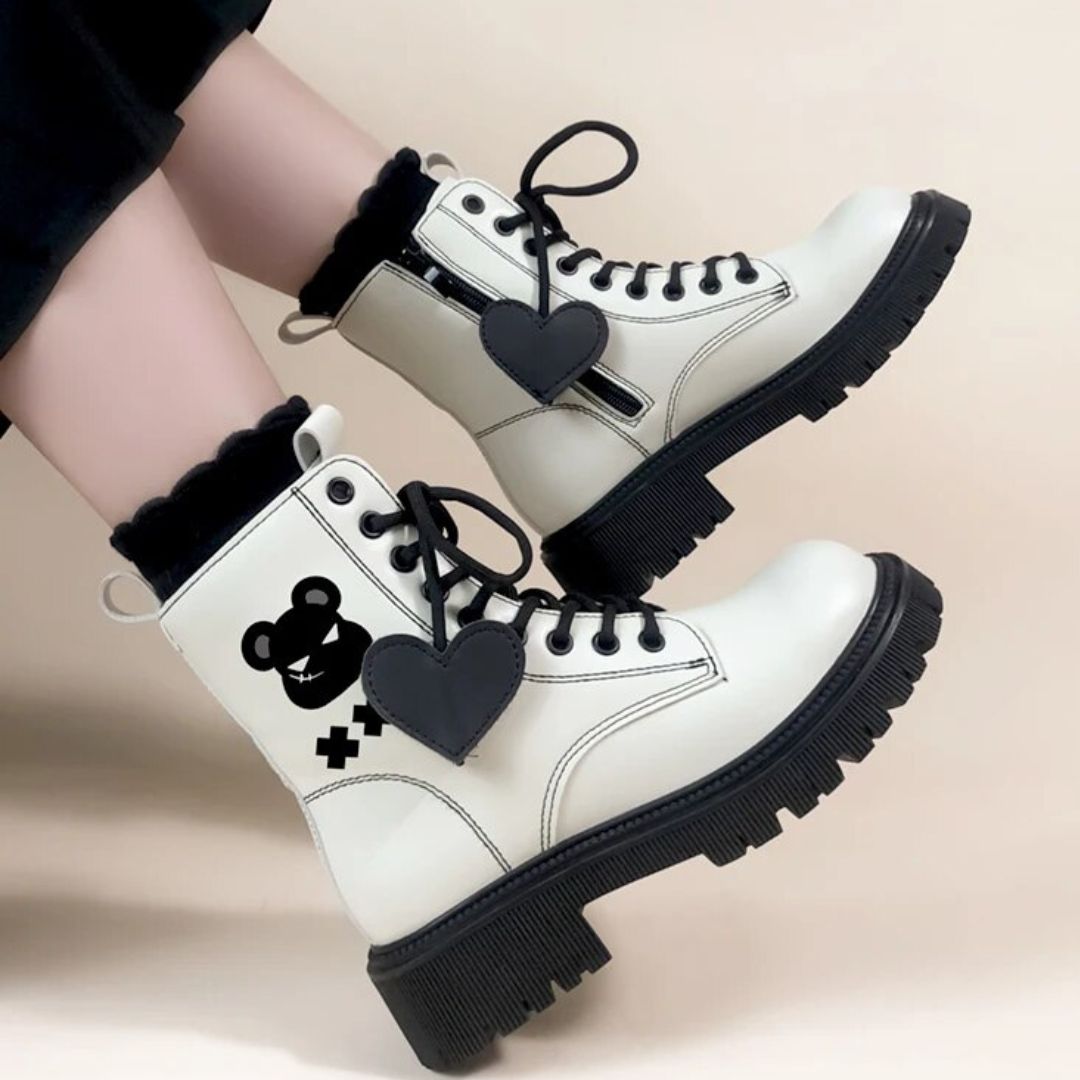 Felicity - Des bottes de combat chics avec un pendentif cœur et des accents ludiques