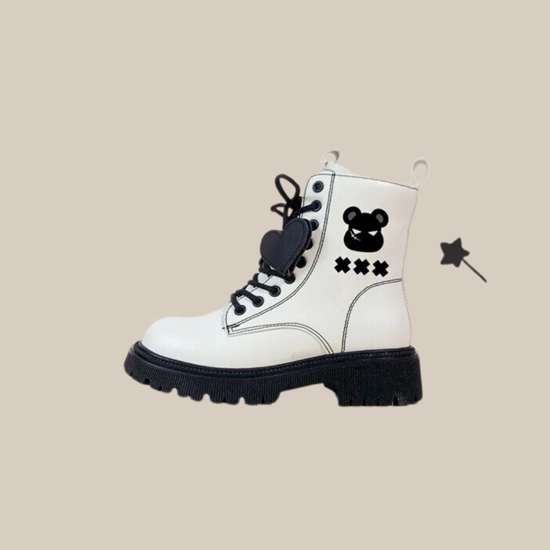 Felicity - Des bottes de combat chics avec un pendentif cœur et des accents ludiques